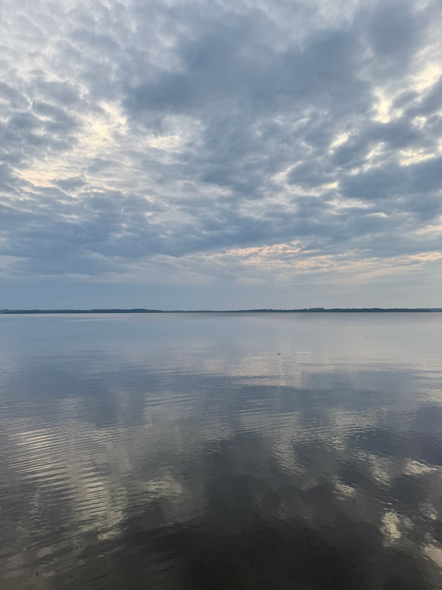 Lugn sjöyta som speglar himlen - reflektion över vanornas kraft och balans i livet