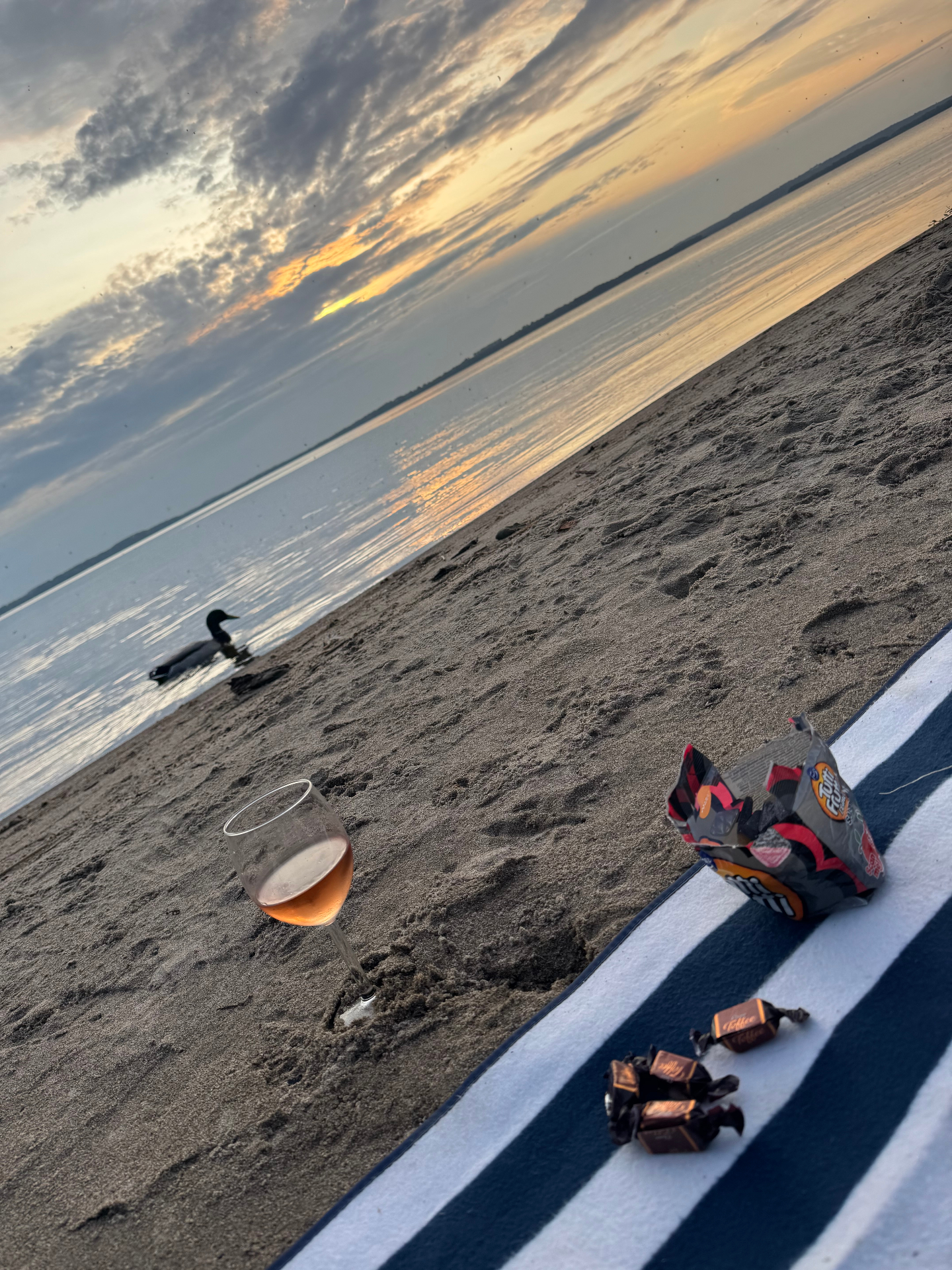 Sommarkväll vid stranden med glass och choklad - balans och njutning